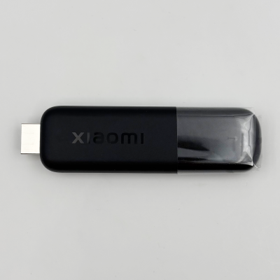 Dispositivo Xiaomi preto com conector USB em fundo cinza