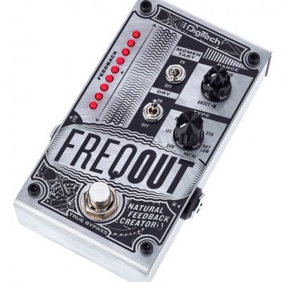 Pedal Digitech FREQOUT em metal prateado com botões pretos e LED vermelho