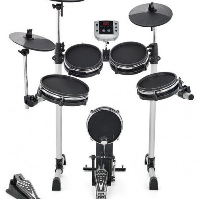 bateria eletrónica preta com módulo digital e pedais