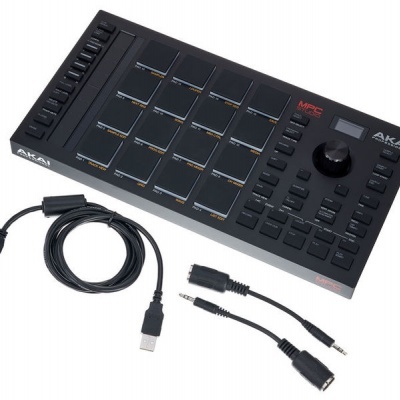 Controlador midi Akai MPC Studio Edition preto com pads e botões e acessórios de cabos