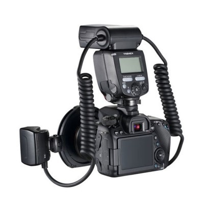 Câmara fotográfica digital preta com flash externo e cabos em espiral