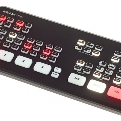 Painel de controlo Blackmagic Design ATEM MINI PRO preto com botões vermelhos, brancos e pretos.