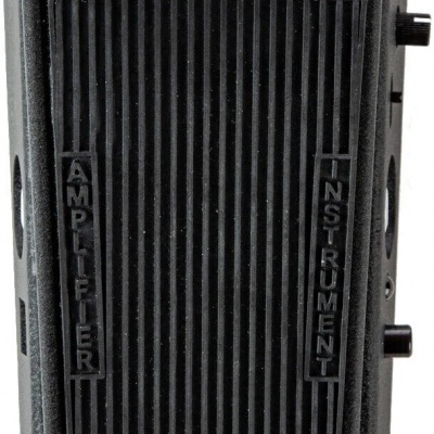 Pedal de efeitos para guitarra preto com tampa de borracha texturizada e texto em relevo