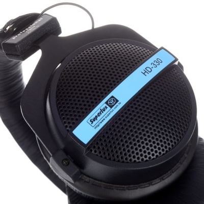 Auscultadores pretos com etiqueta azul HD-330