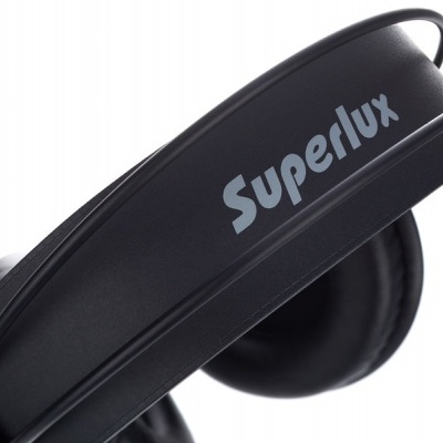 Headphones pretos com a marca Superlux no arco de cabeça