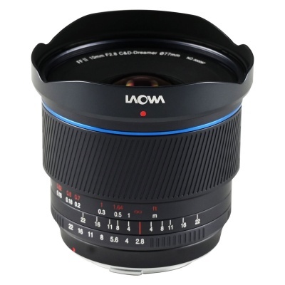 Objetiva fotográfica preta LAOWA PF 15mm F2.8 C&D-Dreamer com detalhes azuis