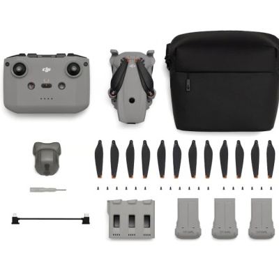 Drone DJI cinzento dobrável com comando, bolsa preta, hélices, baterias, carregador e acessórios organizados sobre fundo branco