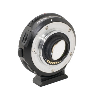 Adaptador de lente Metabones preto e prateado com suporte plástico