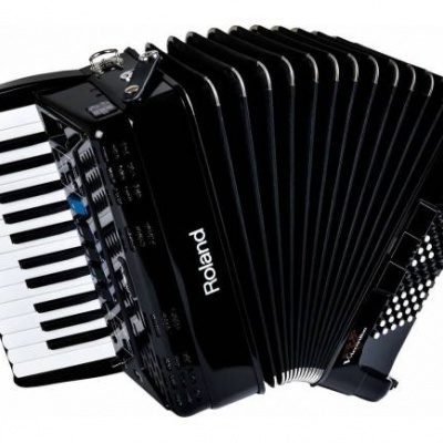 Acordeão preto com teclado e botões brancos e pretos com a palavra Roland visível