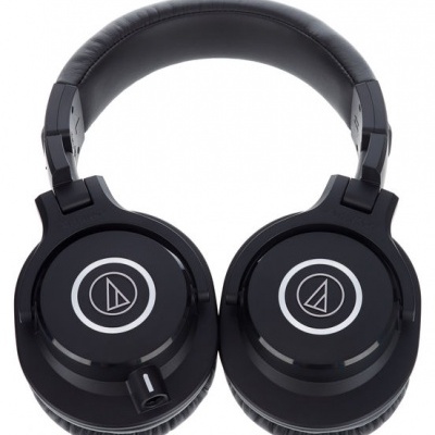 Auscultadores over-ear pretos com logótipos brancos