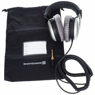 auscultadores beyerdynamic cinzentos e pretos com cabo espiral e bolsa preta