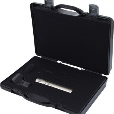 Estojo preto aberto com espuma preta e compartimentos moldados contendo objetos pequenos