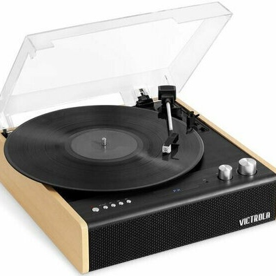 Gira-discos Victrola em madeira clara com disco vinil preto e tampa de plástico transparente