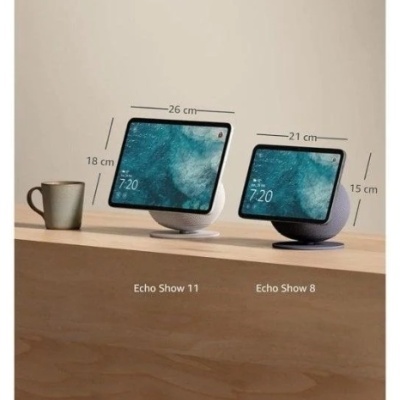 Dois dispositivos Echo Show 11 e Echo Show 8 sobre uma mesa de madeira com uma chávena verde ao lado