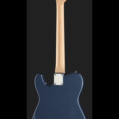 Guitarra elétrica azul com braço em madeira clara vista de trás