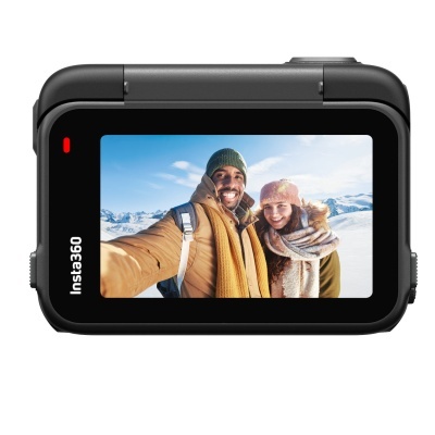 Câmara Insta360 preta com ecrã digital a mostrar selfie na neve