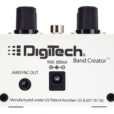Dispositivo Digitech Band Creator branco com botões pretos e conexões na parte frontal