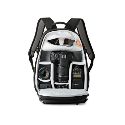Mochila de câmara fotográfica preta com interior cinzento claro e equipamento fotográfico dentro