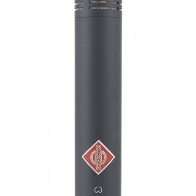 Microfone preto cilíndrico Neumann KM 184 com selo vermelho e branco em fundo branco