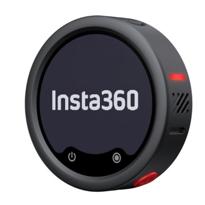 Câmara Insta360 preta com ecrã digital e botões, sobre fundo branco