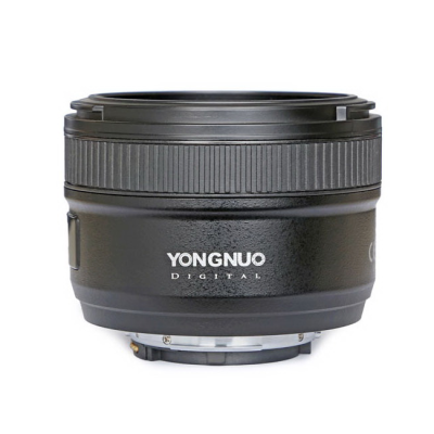 Objetiva fotográfica preta Yongnuo Digital com ranhuras no anel de ajuste