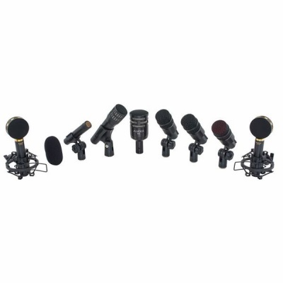 Conjunto de vários microfones pretos diferentes alinhados