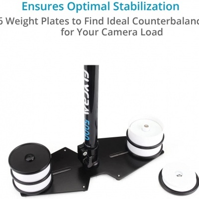 Placa estabilizadora preta com pesos brancos e pretos e tubo com texto FLYCAM 5000