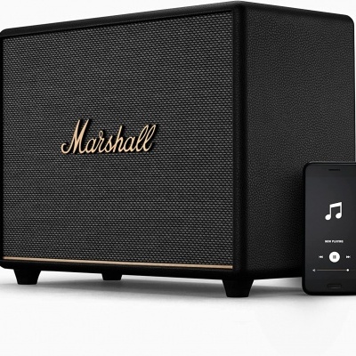 Coluna de som Marshall preta com smartphone ao lado
