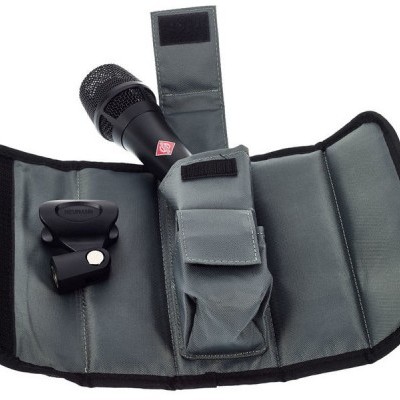 Microfone preto dentro de bolsa cinza aberta com suportes e divisórias