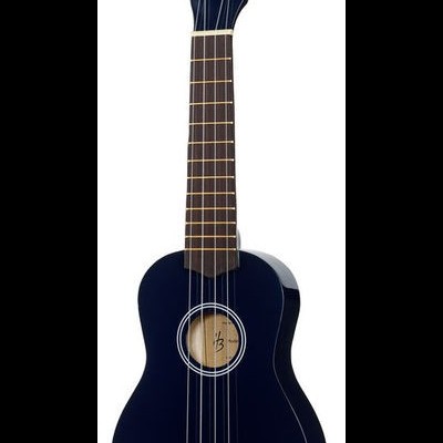 Ukulele preto com cordas brancas e texto Harley Benton na cabeça