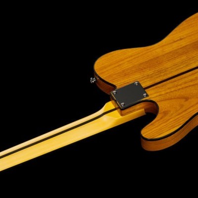 Guitarra elétrica de corpo sólido em madeira com acabamento natural