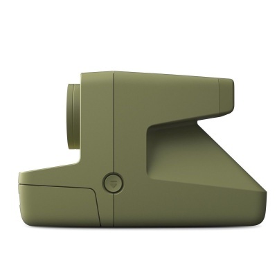 Máquina fotográfica instantânea verde-oliva vista de lado.