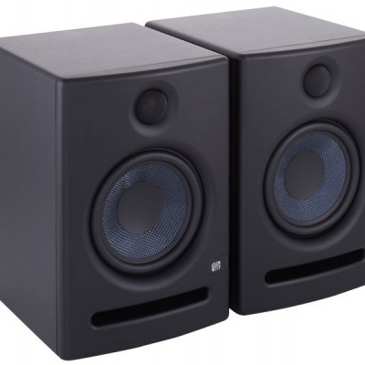 Par de colunas de som pretas com woofer azul e tweeter circular