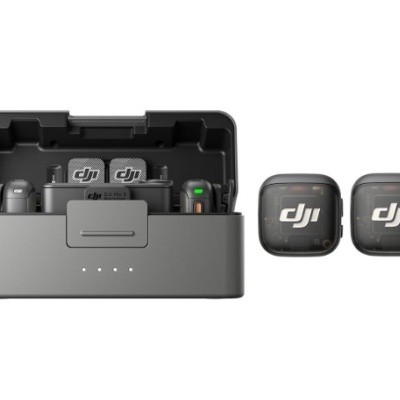Conjunto de dispositivos DJI em cinzento escuro com dois carregadores pequenos transparentes