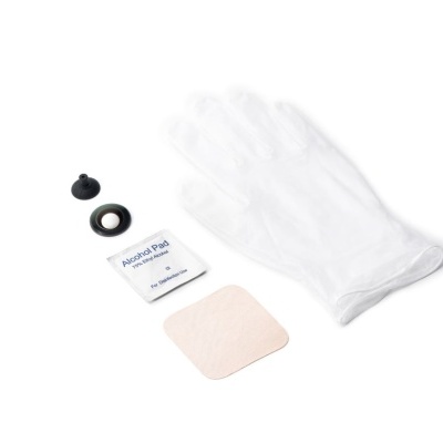 Kit de limpeza com luva branca, almofada adesiva, lenço alcoólico e peças negras