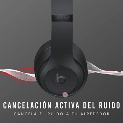 Auriculares pretos Studio 3 com cancelamento ativo de ruído em fundo cinzento