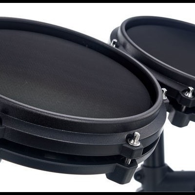 Tambores eletrónicos pretos com parafusos metálicos em fundo branco