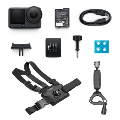 Conjunto de câmara de ação com acessórios e arnês em fundo branco