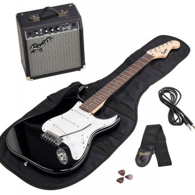 Conjunto guitarra elétrica preta com amplificador Squier, cabo, correia Fender e palhetas sobre capa preta