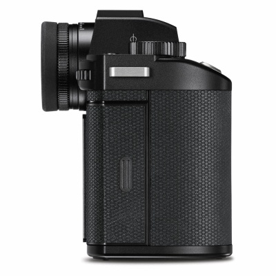 Câmara fotográfica preta vista de lado com corpo texturizado