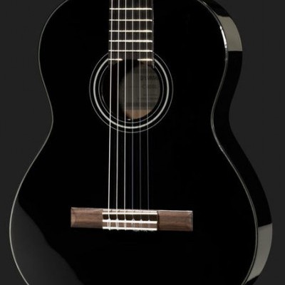 Guitarra clássica preta com seis cordas e acabamento brilhante