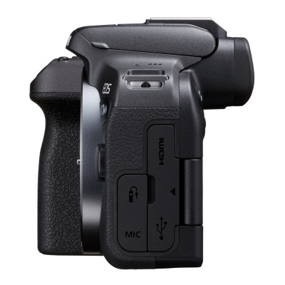 Câmara fotográfica digital preta vista lateral com portas HDMI, MIC e USB