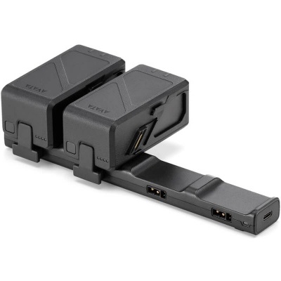 Acessório eletrónico preto com duas unidades conectadas e peça articulada em fundo branco