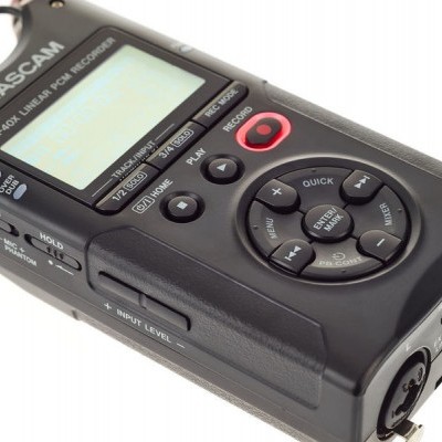 Gravador de áudio digital Tascam DR-40X preto com ecrã e botões