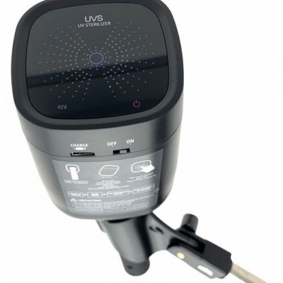 Esterilizador UV preto com base ajustável e etiquetas de instruções
