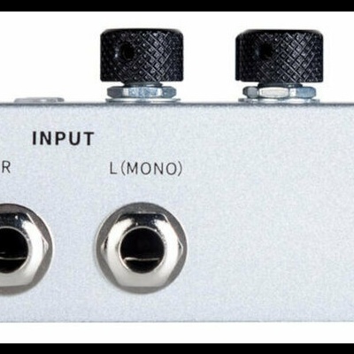 Pedal de guitarra elétrica prateado com botões pretos e entradas jack