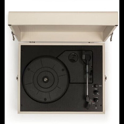 Aparelho de gira-discos vintage branco com tampa aberta sobre fundo branco