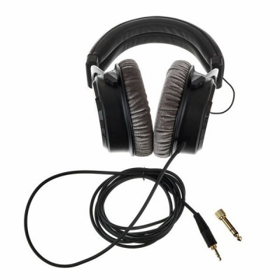 Auscultadores pretos com almofadas cinzentas e cabo com ficha jack