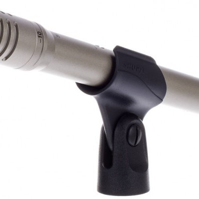 Microfone condensador cinza com suporte preto em fundo branco