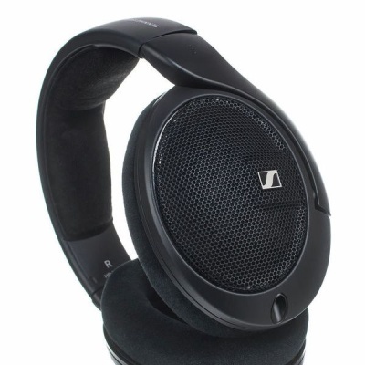 Auriculares circum-aurais pretos Sennheiser com almofadas de tecido e grelha perfurada com logo